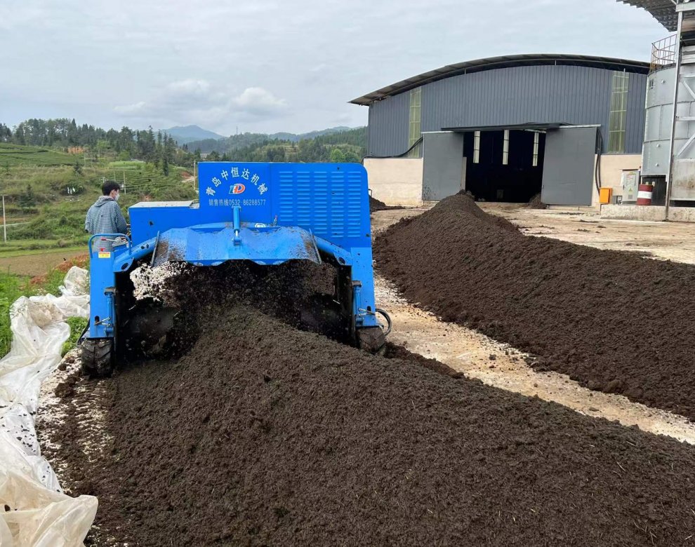 Windrow Turning Manure _Hydraulic Compost