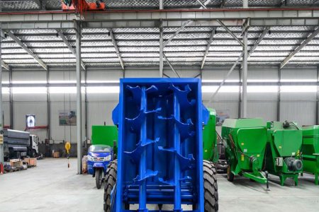 How should the tire of the fertilizer truck be maintained