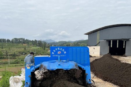 What is a fully hydraulic crawler composter?