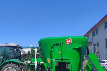What is a TMR Traction Feed Mixer?