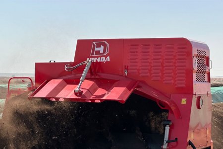 HINDA Full Hydraulic Crawler Compost Turner Shines in Saudi Arabia, Red Machinery Creates a New Landscape of Modern Agriculture